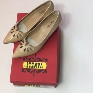 Vaneli tan/ecru size 7M heals